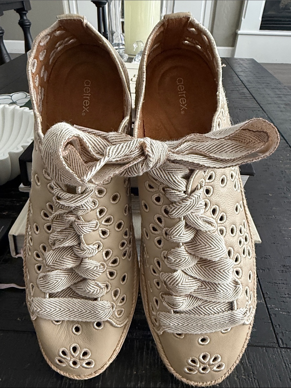 Aetrex Beige Eyelet Lace-Up Sneakers US 9-9.5